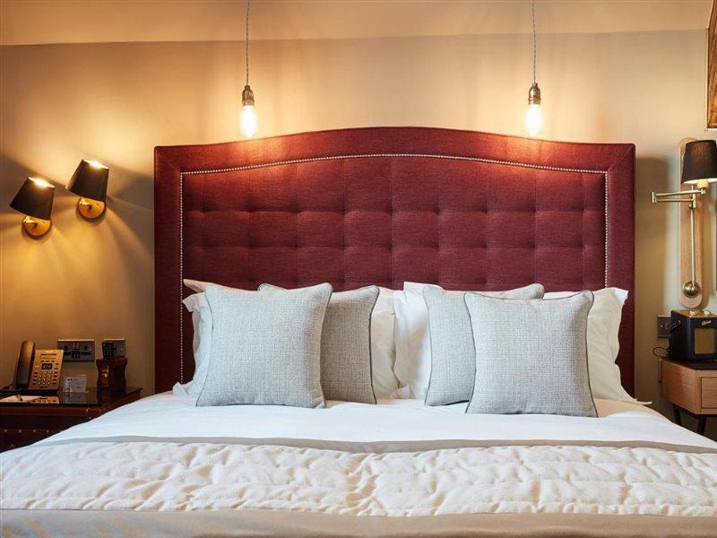 Oddfellows On The Park Cheadle (Greater Manchester) Exterior foto A bed with a headboard