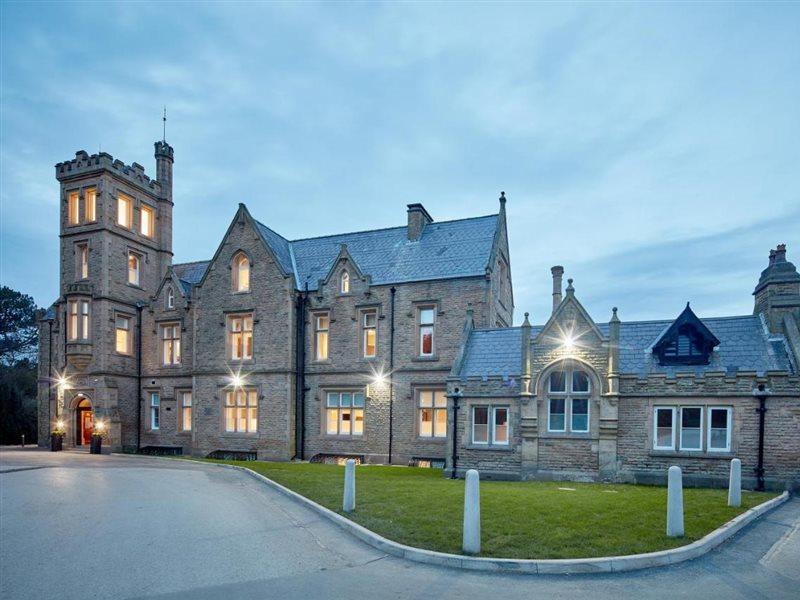 Oddfellows On The Park Cheadle (Greater Manchester) Exterior foto The former school buildings at night